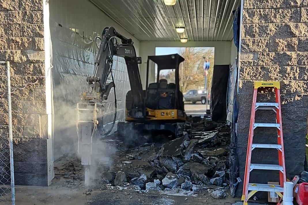Excavator in tight space